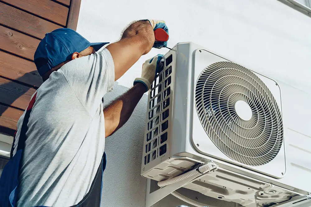 Frigoriste Climatiz installant le groupe extérieur d’une climatisation